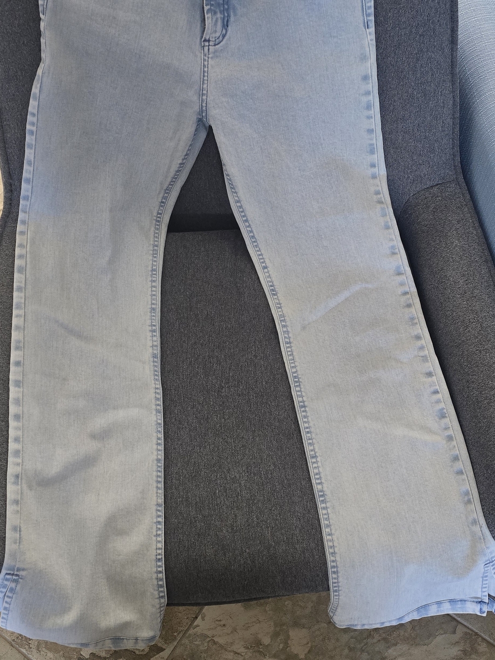 Light Wash Women's Flare Jeans — Effortless Everyday Style